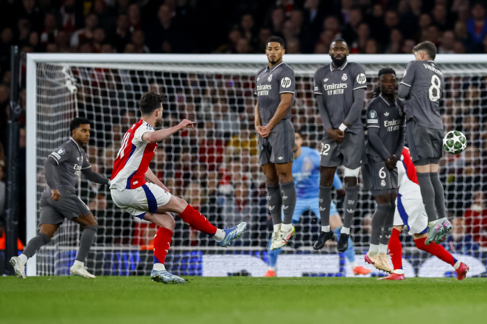 First free-kick 2 goals Rice by next week, a real hero...Explosion of reaction to set piece wizard