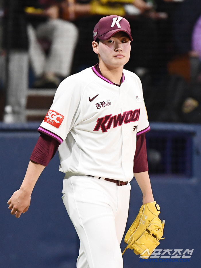 LG, which was too high a wall for a rookie pitcher, has good pitching in the second division after two innings of nine runs.  