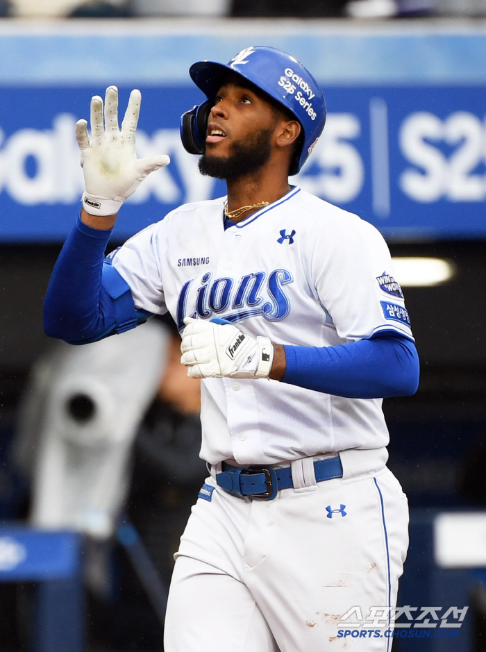 Oh my. Samsung, the No. 1 home run champion. I can't believe I hit all 19 of them in Lapak alone. I'm going to get Lapak phobia. 