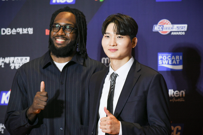Unanimous MVP Warney  domestic MVP Ahn Young-joon  Kim Sun-hyung Be5  coach Jeon Hee-chul Award. SK won first place at the award ceremony