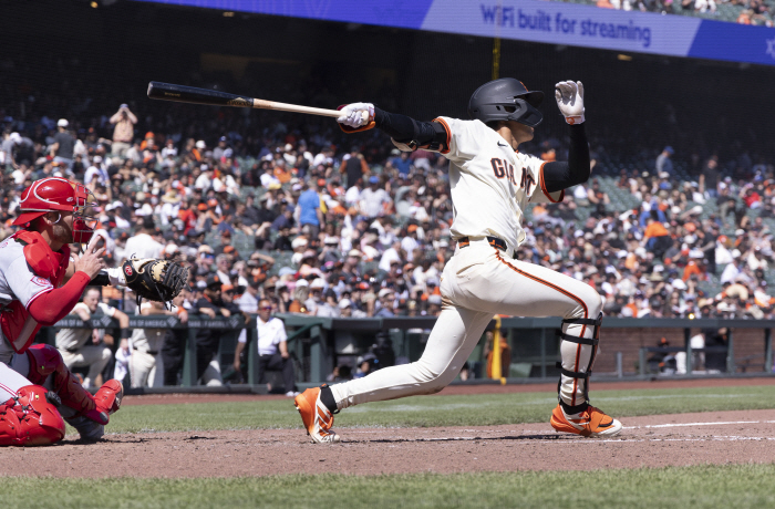 All-star selection → 5th place for hitting king and MVP, and if the media are scrambling to float Lee Jung-hoo, he is a national star