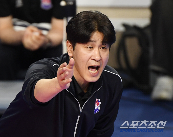 He's the head coach who's been working together for 9 years... There are many witnesses to director Kim Jong-min, who has been caught up in the assault charges. I want to let them know. 