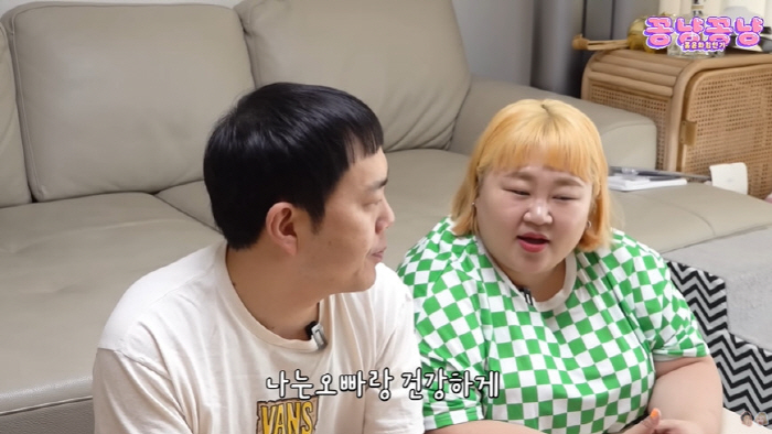 Hong Yun-hwa Declares to Lose 40kg, Walks 10,000 steps a day on her jawline that survived after losing 11kg (Hong Yun-hwa and Kim Min-ki are cute)
