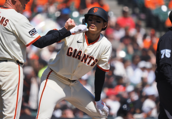 If you hit a home run, you're done with the cycle The broadcasters were looking forward to it, Lee Jung-hoo's three-hit explosion, the main player in the great upset victory