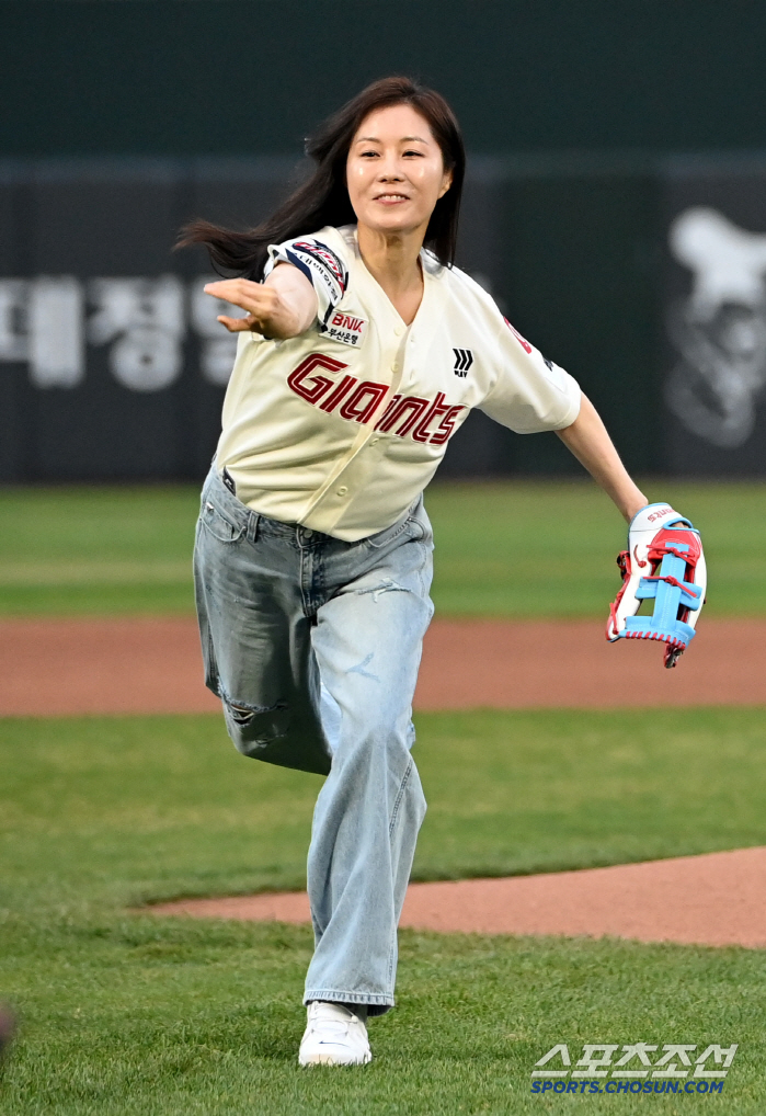  Moon So-ri and Ae-soon are throwing the first pitch!