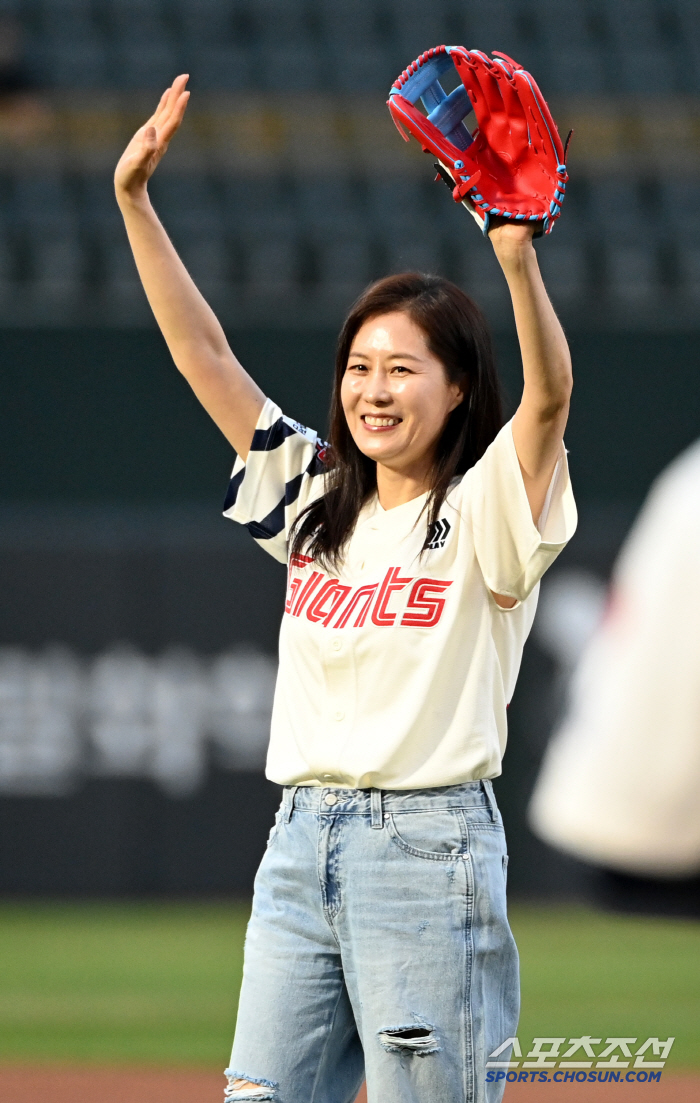  Moon So-ri, wearing Lotte uniform, on the mound at Sajik Stadium