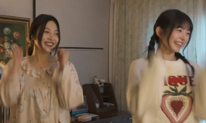 Joy opens her gum smile to Ibray, it's like watching her childhood (Na Hon-san)