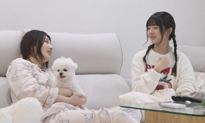 Joy opens her gum smile to Ibray, it's like watching her childhood (Na Hon-san)