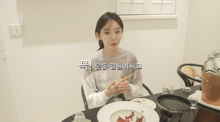 Kang Min-kyung's secret to maintaining her body shape of 167cm and 52kg even in meat eating shows 1 meal a day, and managing an empty stomach with aerobic exercise (Kang Ming-kyung)