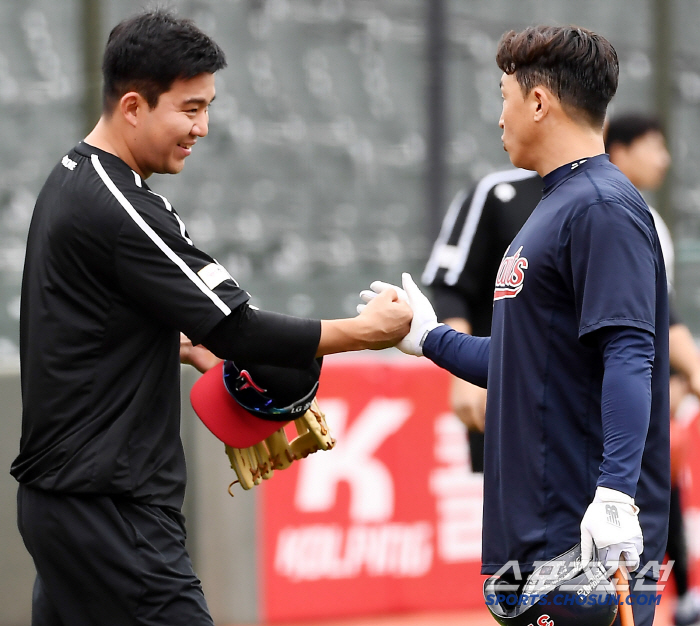 As soon as they made eye contact, they burst into laughter due to the sudden appearance of a friend, and a short meeting between the colleagues who joined Lotte in 2007