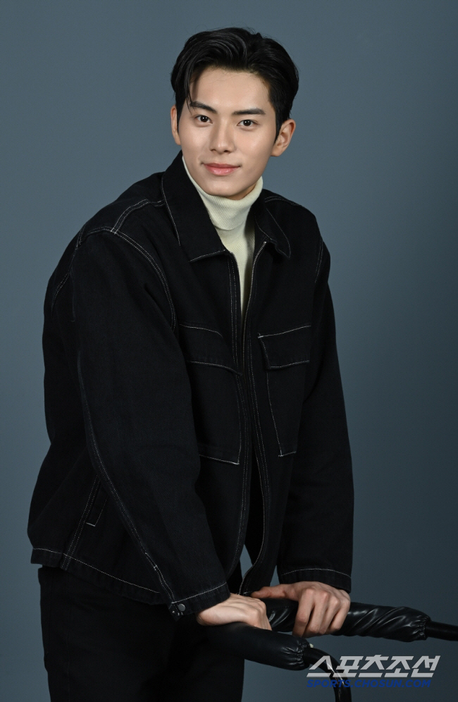 'Bunny and Brothers' Lee Chae-min is born as the last king of tsundere...Reservation for the person who makes your heart flutter