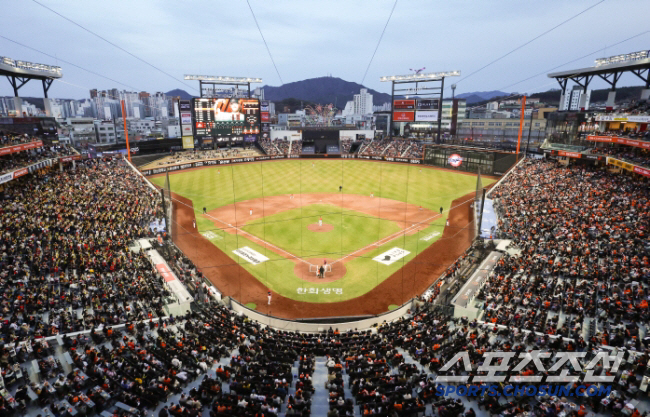 Even if it's raining and cold, selling out on Sunday is the fifth national rule of Hanwha Life Ball Park season