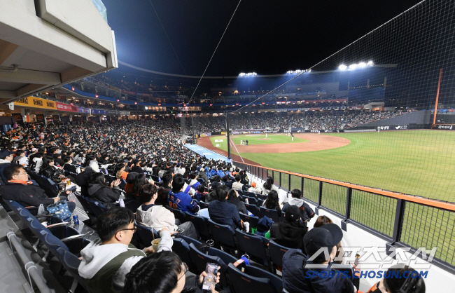 Even if it's raining and cold, selling out on Sunday is the fifth national rule of Hanwha Life Ball Park season