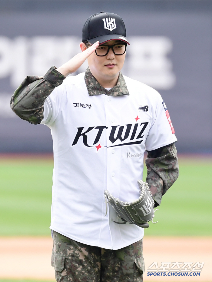  KIM MINHO, the rookie 3rd player, has been ordered to throw the first pitch