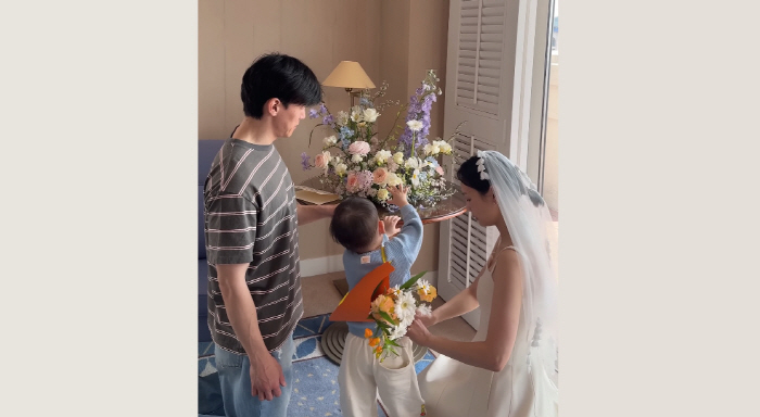 Yoon Seung-ah ♥ Kim Moo-yeol's surprise wedding anniversary..Luxury watch gift impressed (Seungahroun)