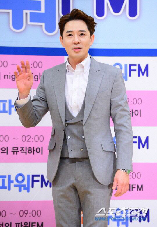 Boom opened his mouth to gay rumors before his marriage Rumors of his first relationship with LEETEUK broke out on the day he joined