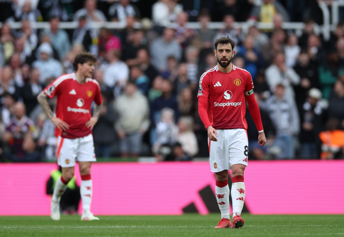He's bluffing. Legend, who exploded in his old team's defeat, is directly hit by Manchester United's captain