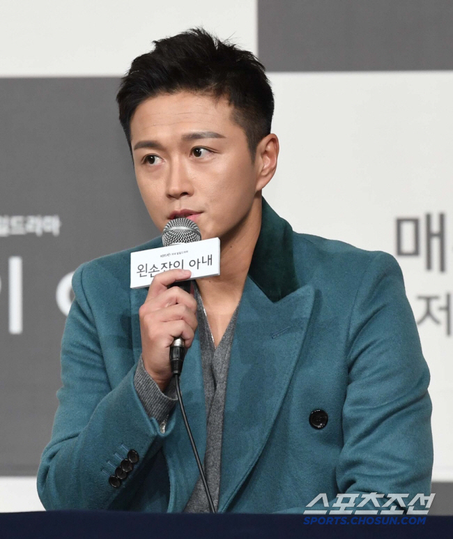 When Jin Tae-hyun's popularity of his remarks is strong, he might be talking about others recklessly... 