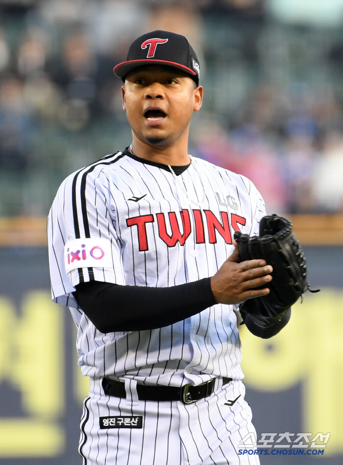 KKKKKKKKKK6 innings of no-hit revival. L Dongwon suddenly replaced in the top of the seventh inning. due to thigh clumping