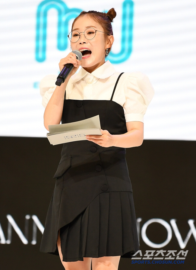 Park Seul-ki, you shot the airline..I'll check the regulations carefully and get on. Reflection