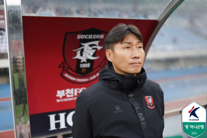 Coach Lee Young-min's smile, which caught Jeju's bad relationship before the relationship, hope the fans would be relieved by the victory on this day. 