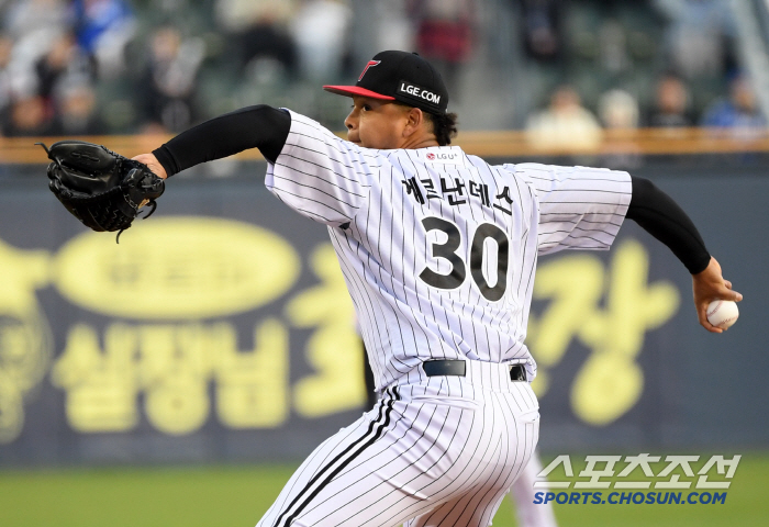 It is the first crisis for the top team with 15 wins and 3 losses. No hit in six innings, no hit in L Dong-won's thigh injury is excluded from the first team. Six weeks until his return to the team. Should I use a substitute card? 