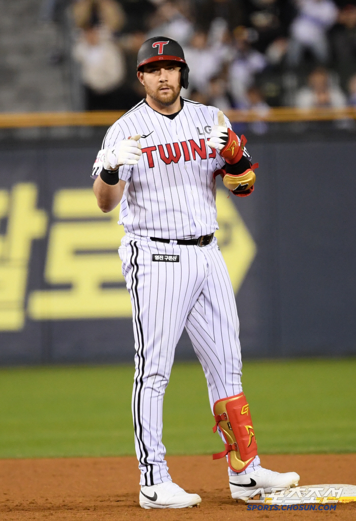 The number one team batting average and a reliable teammate is now the enemy. LG is ready to welcome Choi Won-tae, the first meeting of 7 billion FA, as a whole.