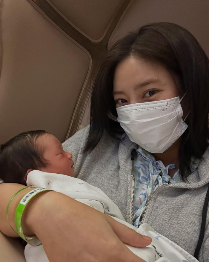Son Dambi ♥ Lee Kyu-hyuk brags about his daughter on the 6th day of age. Ttok-nose blade  Pungseong hair bungeoppang