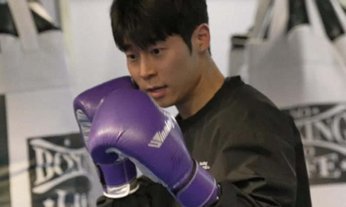 Ahn Sung-jae, a black and white chef, has a child in a married man, and Na Hon-san appears...Boxing's daily life is revealed