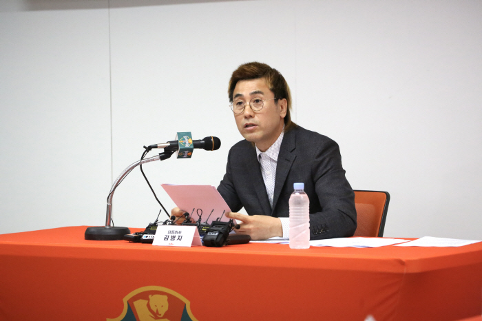 Conflict between Gangwon FC and Chuncheon City, which host the ACL home game, Chuncheon City should announce its intention to host the event VS CEO Kim Byung-ji should apologize