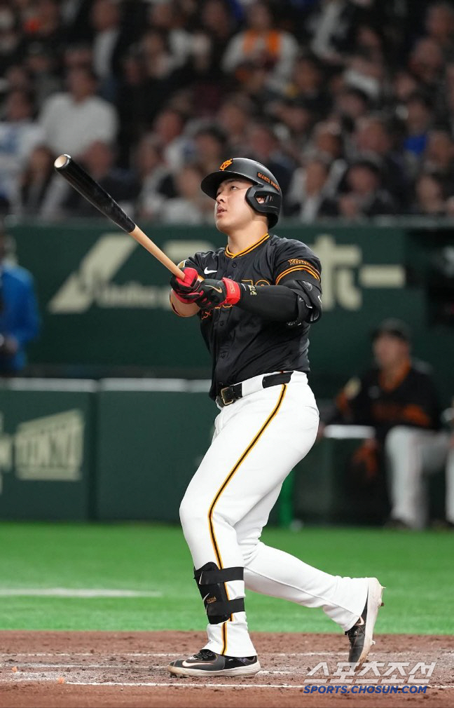 A fastball in the middle against Yomiuri's No. 4 hitter...Okamoto, Bauer's consecutive at-bats home run, OPS 1.901 against Yokohama 