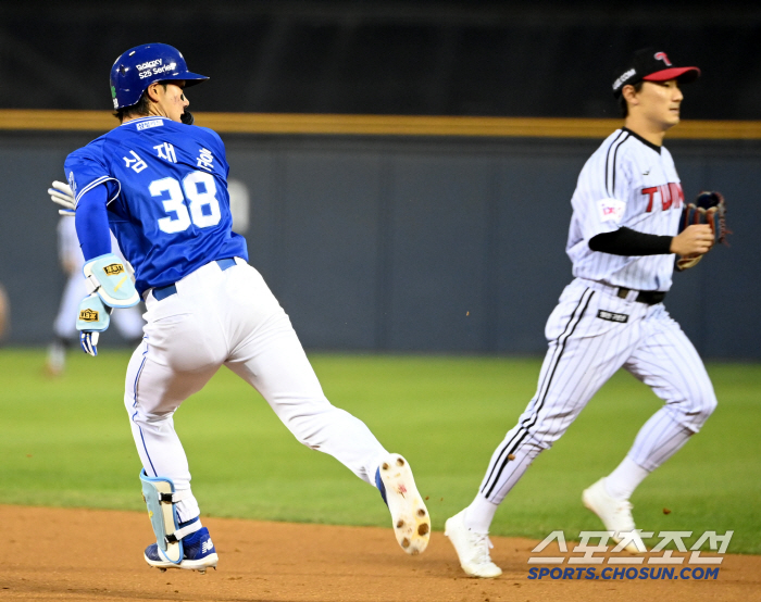 I gave you 200% Thanks to Ji-chan, the super rookie turned upside down on the 4th base → 10,000 won Jamsil bee, is it his debut match?