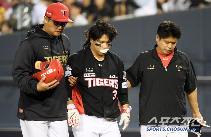 Dizzy crash! KIA Kim Sun-bin hits his face hard in the return match for injury.. A stretcher came in, but walk out on your own
