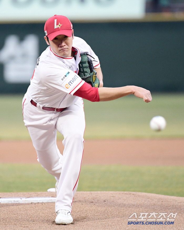 He's doing everything. Austin can't do it at all. Why is Kim Hyun-soo excluded from starting despite his recovery from gall symptoms? 