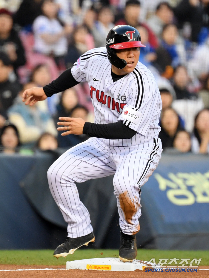 He's doing everything. Austin can't do it at all. Why is Kim Hyun-soo excluded from starting despite his recovery from gall symptoms? 