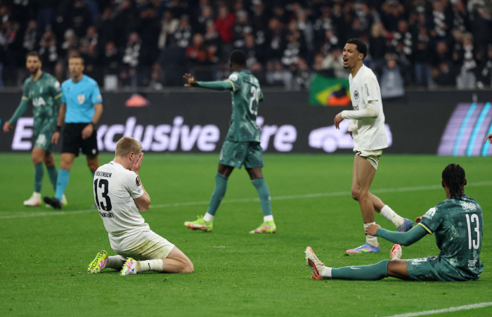 Heungmin, wake up. Let's win for the first time! Tottenham advances to the semifinals of the Europa League by one goal, and will Son Heung-min, who is injured, be able to return