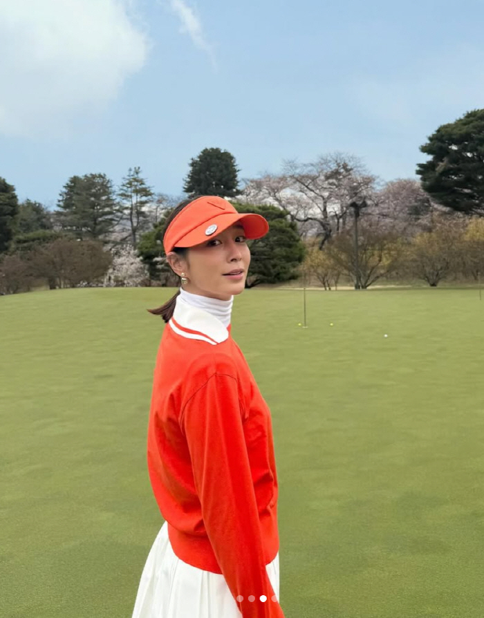 Lee Byung-hun ♥ Lee Min-jung, you are into golf..Rounding under the cherry blossoms is such a good season