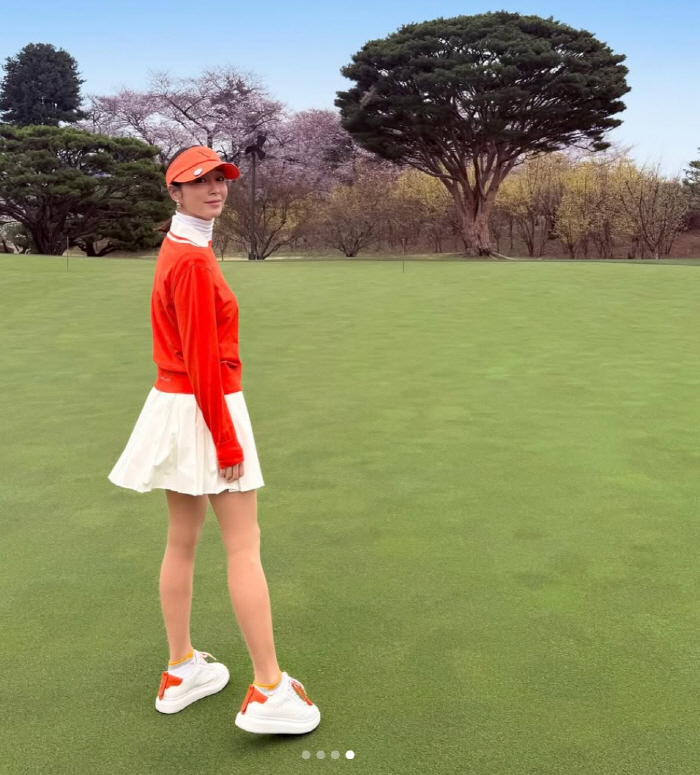 Lee Byung-hun ♥ Lee Min-jung, you are into golf..Rounding under the cherry blossoms is such a good season