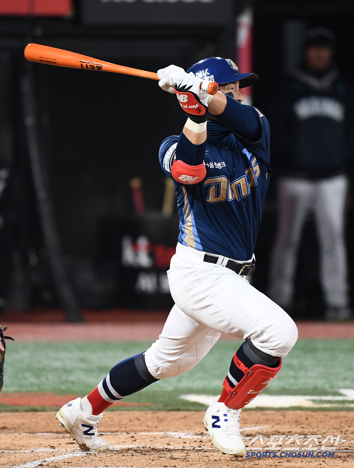 He took a four-day break and reached the state of God as he holds a new KBO record for four hits