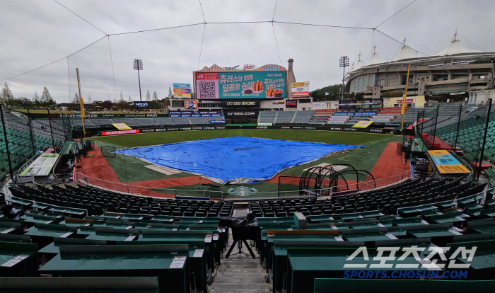  We've got a huge tarpaulin! Ready to start normal preparation for LGSSG match, variable is strong wind?