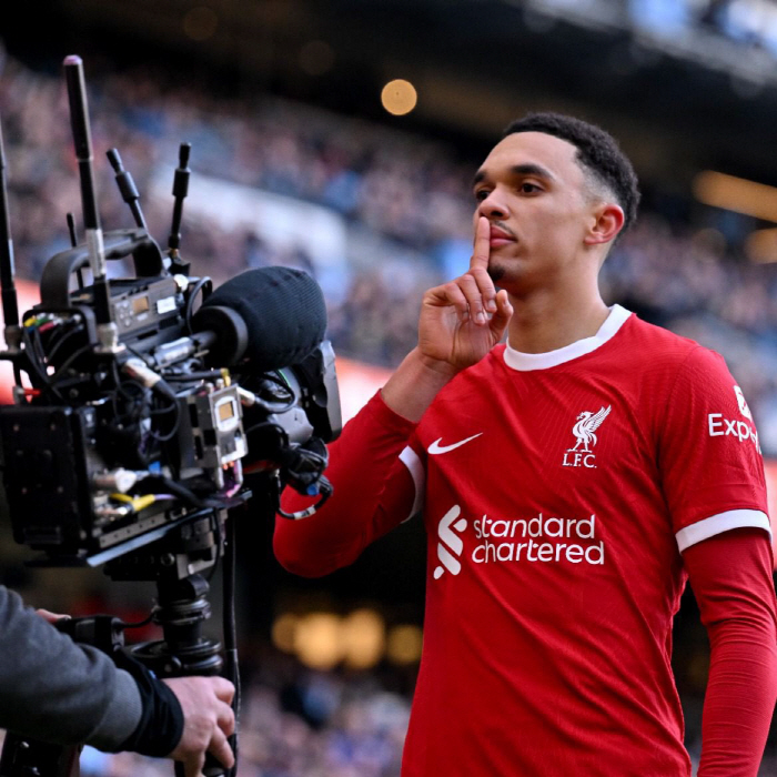 Shocking! It's creepy. Klopp was behind the best back of the head and the key player of Liverpool…