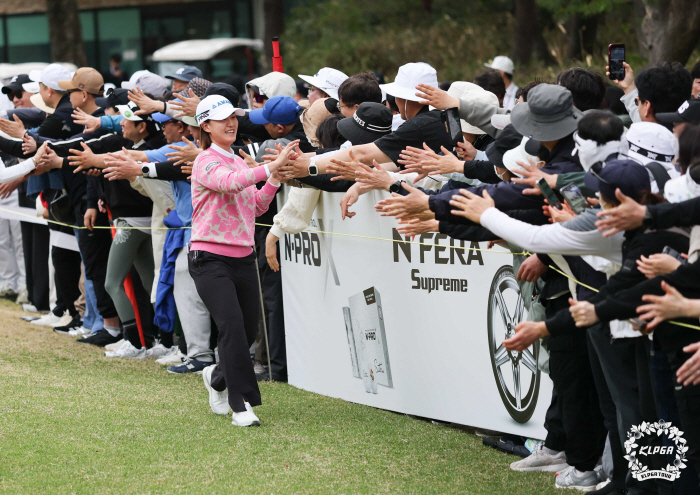 The strong are awakePark Ji-young leads 2R, but... A whopping 12 people are competing for the lead by two strokes 