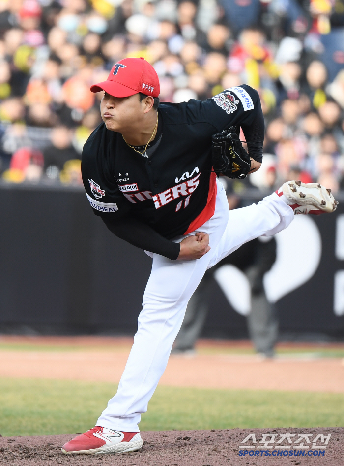Where's the fastball? KIA's Cho Sang-woo, ball ball ball ball with a maximum speed of 145 kilometers → Are you a virtuoso. Anyway, I'm blocking him
