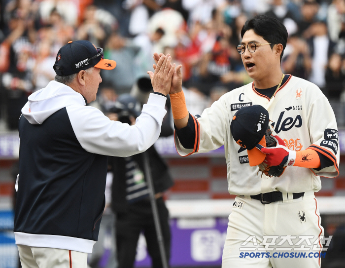 You can win consecutive games. Director Dal was right. a seven-game winning streak. 4 wins and 9 losses → 10 wins and 2 losses. Hanwha, the runner-up who shot a drama for a month, is now chasing LG