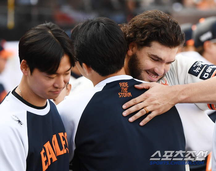 You can win consecutive games. Director Dal was right. a seven-game winning streak. 4 wins and 9 losses → 10 wins and 2 losses. Hanwha, the runner-up who shot a drama for a month, is now chasing LG