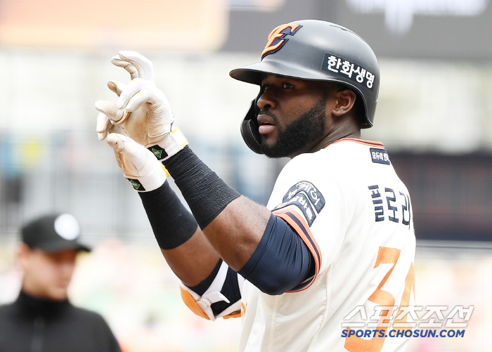 You can win consecutive games. Director Dal was right. a seven-game winning streak. 4 wins and 9 losses → 10 wins and 2 losses. Hanwha, the runner-up who shot a drama for a month, is now chasing LG
