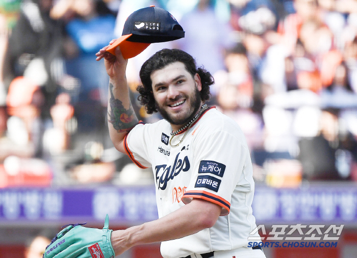 You can win consecutive games. Director Dal was right. a seven-game winning streak. 4 wins and 9 losses → 10 wins and 2 losses. Hanwha, the runner-up who shot a drama for a month, is now chasing LG
