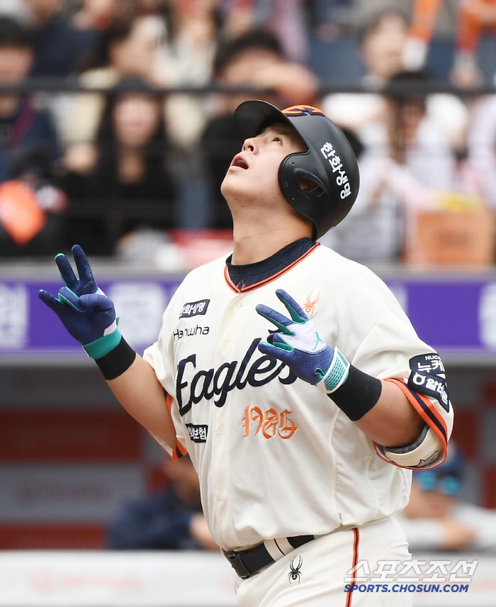 You can win consecutive games. Director Dal was right. a seven-game winning streak. 4 wins and 9 losses → 10 wins and 2 losses. Hanwha, the runner-up who shot a drama for a month, is now chasing LG