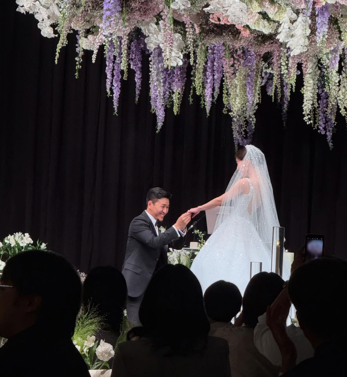 From the groom's point of view, the scene of Kim Jong-min's wedding..♥ The bride must have been touched