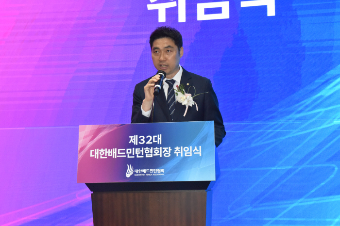 I will hold the inauguration ceremony of the 32nd Chairman of the Badminton Association, Kim Dong-moon, to challenge change and bring Korean badminton back on the rise